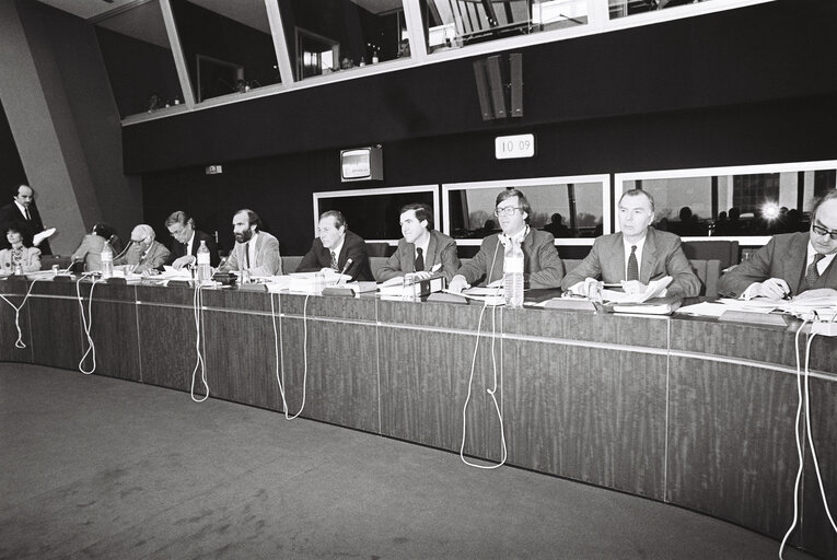 Conciliation meeting on budget with, between others, EP President Pieter DANKERT, Leo TINDEMANS (2R), Erwin LANGE, Christopher TUGENDHAT, in Strasbourg, France, April 19-23, 1982.