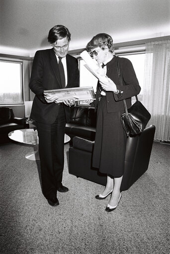 Photo 3: EP President Pieter DANKERT meets with Marlene LENZ in Strasbourg, France, April 1982.