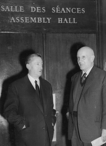 André BOUTEMY confers with journalist BREITTMAYER in the margins of a session in Strasbourg,  April 9, 1959.