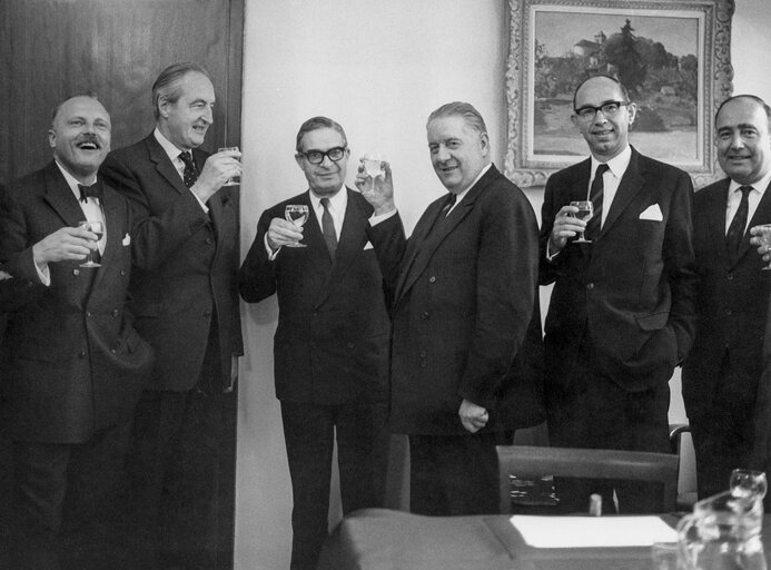 Foto 2: Cornelis BERKHOUWER, Alain POHER and Jean REY clink glasses in the margin of a session in Strasbourg, France, October 7, 1969.