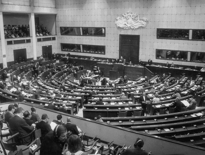 Foto 5: EP President Mario SCELBA chairs a session in Strasbourg, France, October 7, 1969.