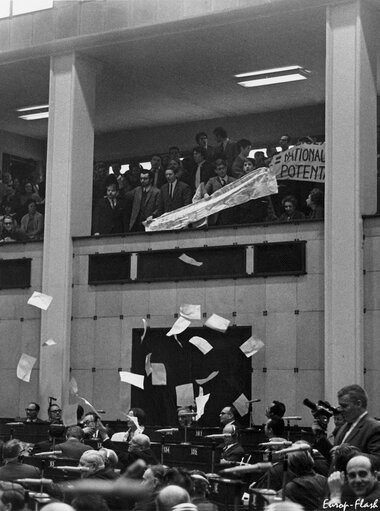 Foto 9: Members of the EP look up as french and german students drop leaflets, advocating for direct universal suffrage, inside the Hemicycle in Strasbourg, France, March 11, 1969.