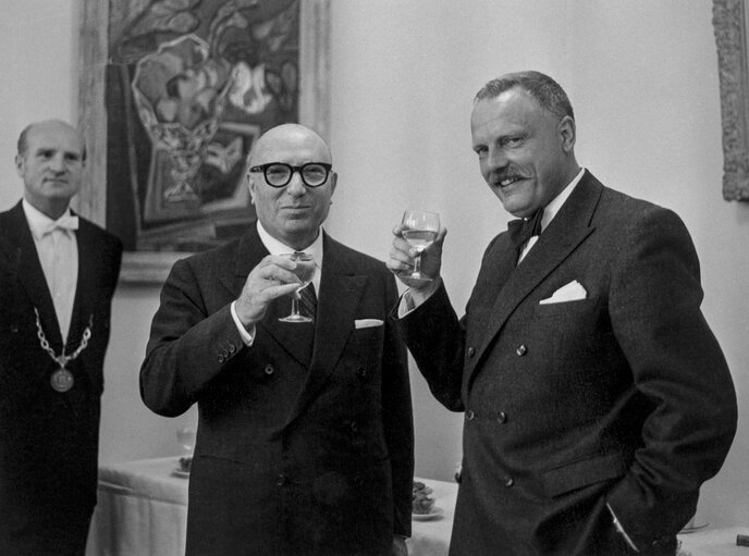 Foto 7: EP President Mario SCELBA clinks glasses with Cornelis BERKHOUWER in Strasbourg, France, October 7, 1969.