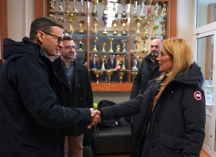 Fotografija 36: Roberta METSOLA, EP President in Warsaw (Poland) - Roberta METSOLA, EP President and Mateusz MORAWIECKI, Polish Prime Minister, visit the Otwock School hosting Ukrainians fleeing war (Warsaw region)..