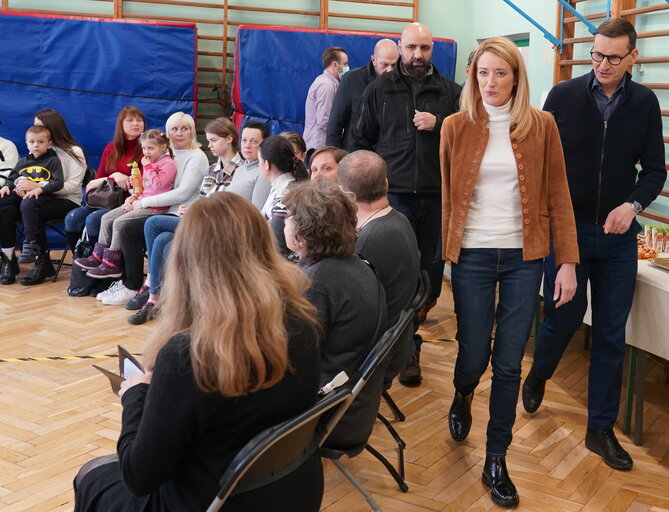 Fotografija 30: Roberta METSOLA, EP President in Warsaw (Poland) - Roberta METSOLA, EP President and Mateusz MORAWIECKI, Polish Prime Minister, visit the Otwock School hosting Ukrainians fleeing war (Warsaw region)..