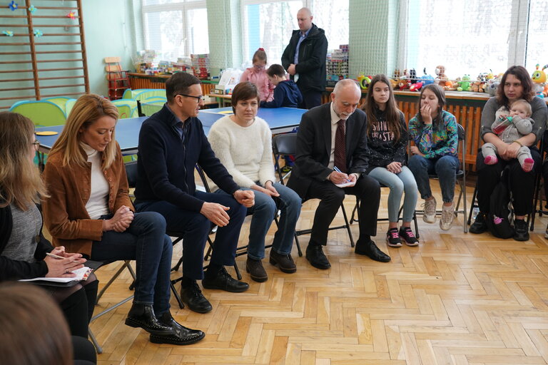 Fotografija 27: Roberta METSOLA, EP President in Warsaw (Poland) - Roberta METSOLA, EP President and Mateusz MORAWIECKI, Polish Prime Minister, visit the Otwock School hosting Ukrainians fleeing war (Warsaw region)..