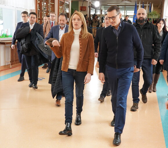 Fotografija 34: Roberta METSOLA, EP President in Warsaw (Poland) - Roberta METSOLA, EP President and Mateusz MORAWIECKI, Polish Prime Minister, visit the Otwock School hosting Ukrainians fleeing war (Warsaw region)..