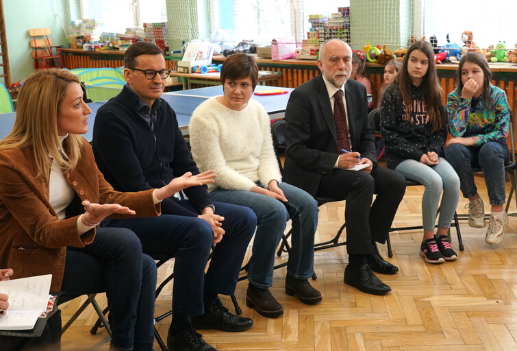 Fotografija 22: Roberta METSOLA, EP President in Warsaw (Poland) - Roberta METSOLA, EP President and Mateusz MORAWIECKI, Polish Prime Minister, visit the Otwock School hosting Ukrainians fleeing war (Warsaw region)..