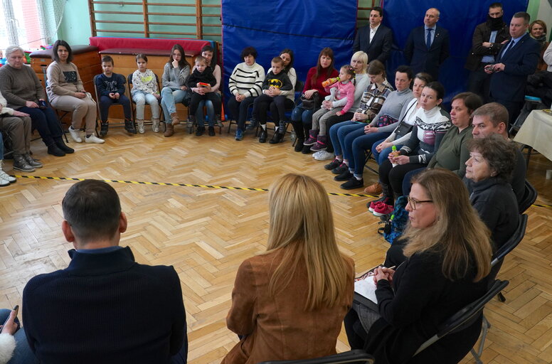 Fotografija 21: Roberta METSOLA, EP President in Warsaw (Poland) - Roberta METSOLA, EP President and Mateusz MORAWIECKI, Polish Prime Minister, visit the Otwock School hosting Ukrainians fleeing war (Warsaw region)..