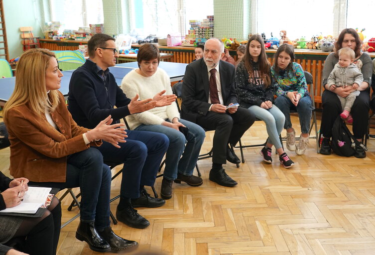 Fotografija 19: Roberta METSOLA, EP President in Warsaw (Poland) - Roberta METSOLA, EP President and Mateusz MORAWIECKI, Polish Prime Minister, visit the Otwock School hosting Ukrainians fleeing war (Warsaw region)..