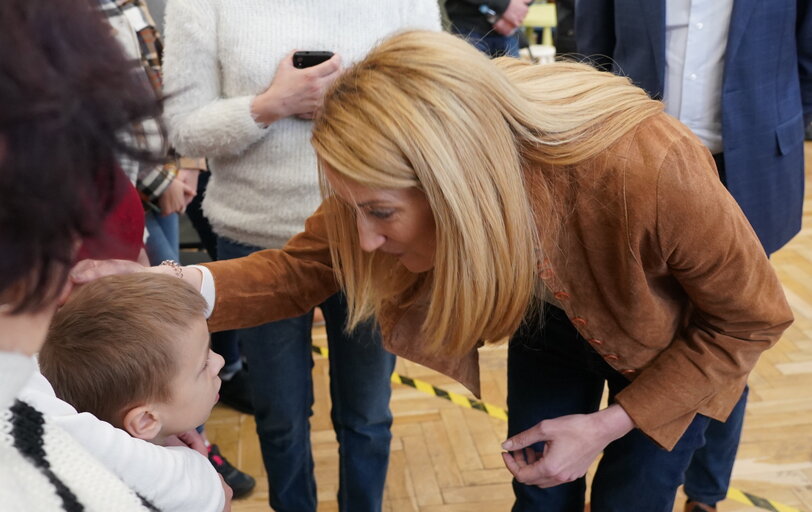 Fotografija 13: Roberta METSOLA, EP President in Warsaw (Poland) - Roberta METSOLA, EP President and Mateusz MORAWIECKI, Polish Prime Minister, visit the Otwock School hosting Ukrainians fleeing war (Warsaw region)..