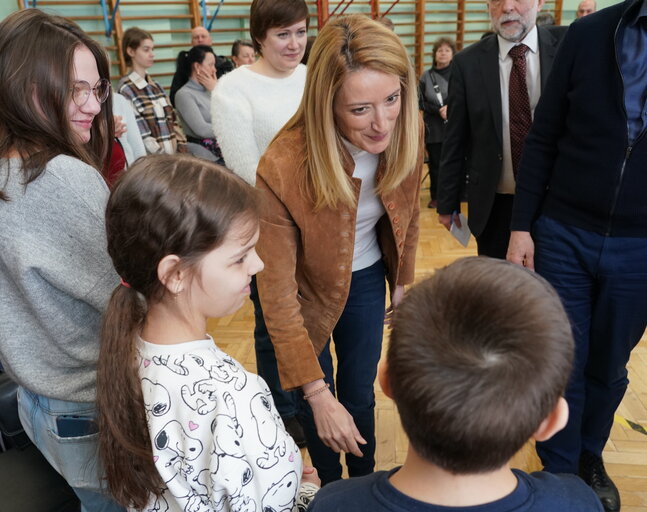 Fotografija 12: Roberta METSOLA, EP President in Warsaw (Poland) - Roberta METSOLA, EP President and Mateusz MORAWIECKI, Polish Prime Minister, visit the Otwock School hosting Ukrainians fleeing war (Warsaw region)..