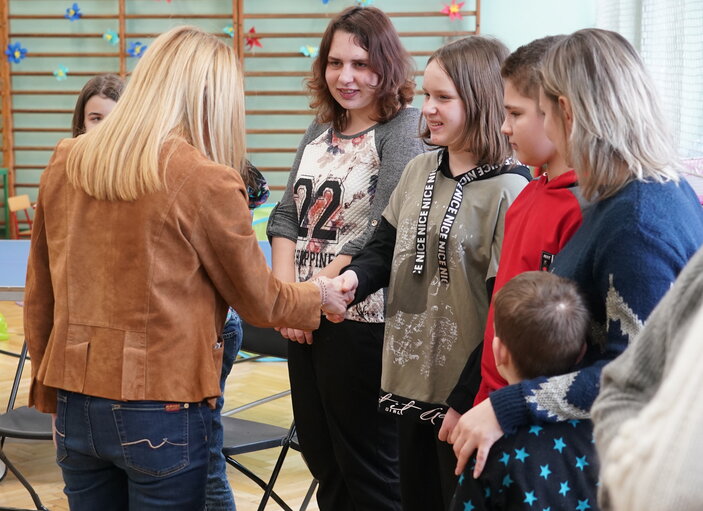 Fotografija 11: Roberta METSOLA, EP President in Warsaw (Poland) - Roberta METSOLA, EP President and Mateusz MORAWIECKI, Polish Prime Minister, visit the Otwock School hosting Ukrainians fleeing war (Warsaw region)..