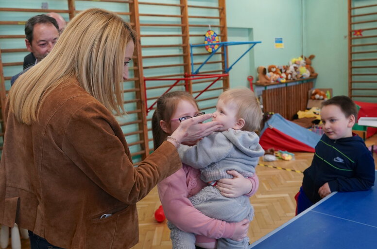 Fotografija 10: Roberta METSOLA, EP President in Warsaw (Poland) - Roberta METSOLA, EP President and Mateusz MORAWIECKI, Polish Prime Minister, visit the Otwock School hosting Ukrainians fleeing war (Warsaw region)..