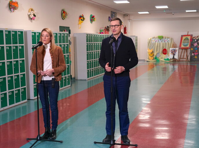 Fotografija 8: Roberta METSOLA, EP President in Warsaw (Poland) - Roberta METSOLA, EP President and Mateusz MORAWIECKI, Polish Prime Minister, visit the Otwock School hosting Ukrainians fleeing war (Warsaw region)..