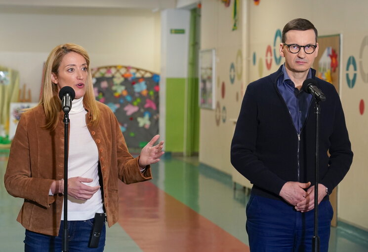 Fotografija 7: Roberta METSOLA, EP President in Warsaw (Poland) - Roberta METSOLA, EP President and Mateusz MORAWIECKI, Polish Prime Minister, visit the Otwock School hosting Ukrainians fleeing war (Warsaw region)..