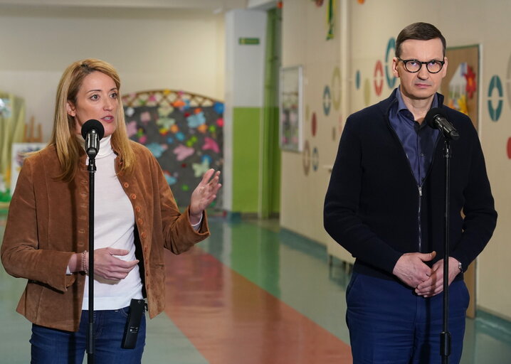 Fotografija 6: Roberta METSOLA, EP President in Warsaw (Poland) - Roberta METSOLA, EP President and Mateusz MORAWIECKI, Polish Prime Minister, visit the Otwock School hosting Ukrainians fleeing war (Warsaw region)..