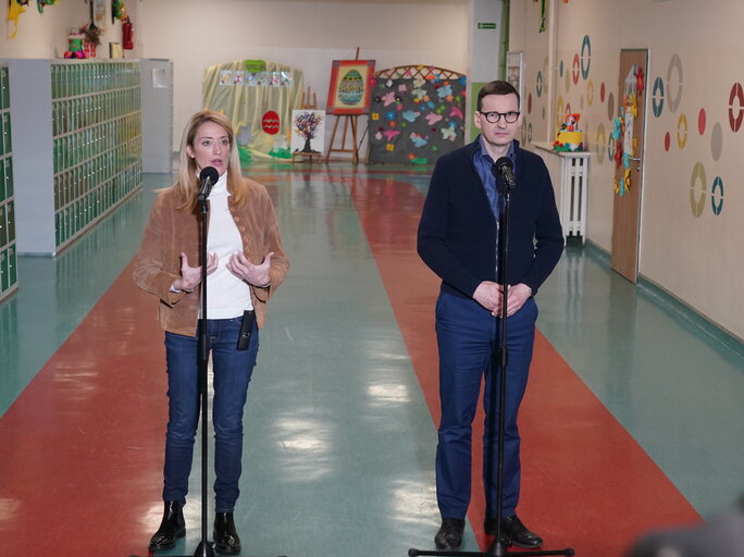 Fotografija 5: Roberta METSOLA, EP President in Warsaw (Poland) - Roberta METSOLA, EP President and Mateusz MORAWIECKI, Polish Prime Minister, visit the Otwock School hosting Ukrainians fleeing war (Warsaw region)..