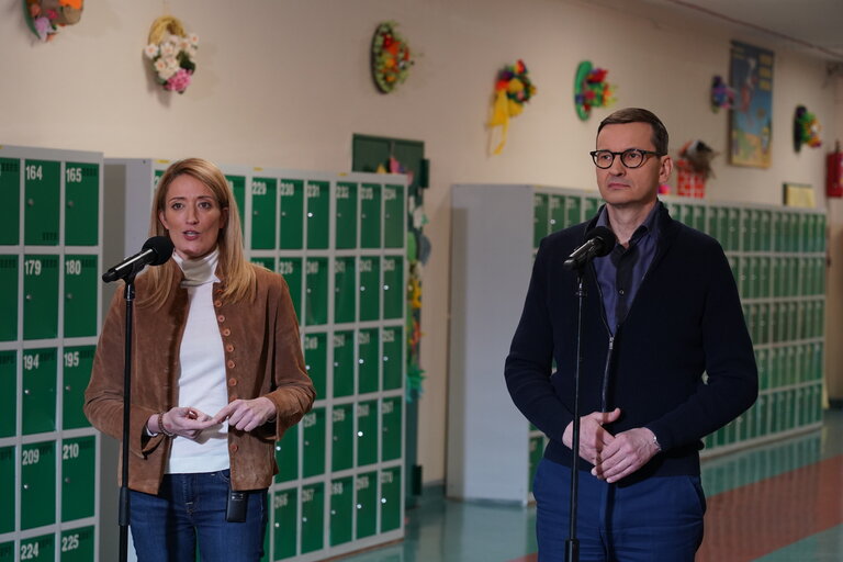 Fotografija 4: Roberta METSOLA, EP President in Warsaw (Poland) - Roberta METSOLA, EP President and Mateusz MORAWIECKI, Polish Prime Minister, visit the Otwock School hosting Ukrainians fleeing war (Warsaw region)..