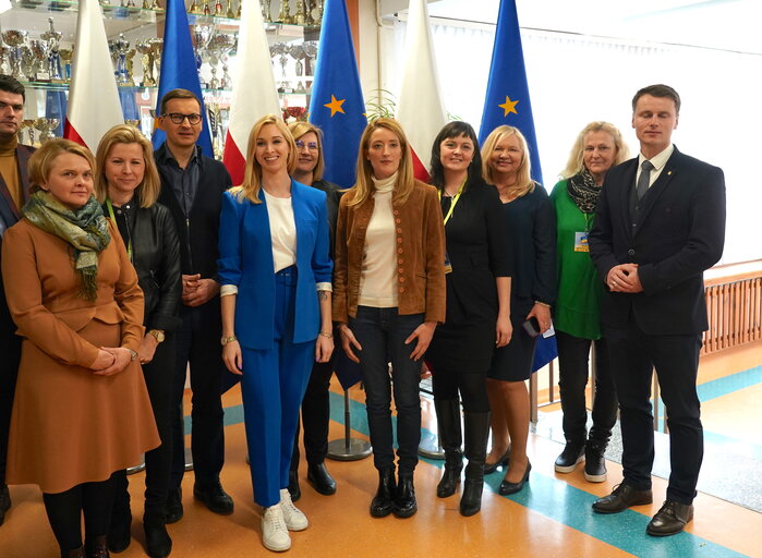 Fotografija 3: Roberta METSOLA, EP President in Warsaw (Poland) - Roberta METSOLA, EP President and Mateusz MORAWIECKI, Polish Prime Minister, visit the Otwock School hosting Ukrainians fleeing war (Warsaw region)..