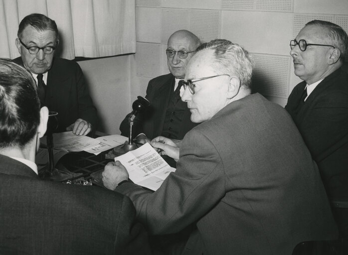 Interview of Jean DUVIEUSART, Robert SCHUMAN, Rene PLEVEN and Maurice COUVE DE MURVILLE: Common Parliamentary Assembly in january 1959