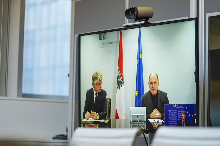 Nuotrauka 3: David SASSOLI, EP President in video meeting with Wolfgang SOBOTKA, Austrian Speaker.