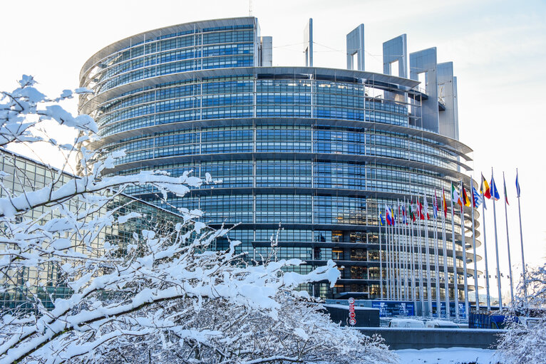 Photo 1 : The European Parliament in Strasbourg under the snow