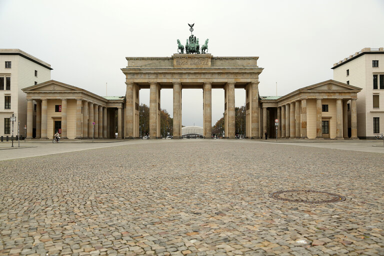 Zdjęcie 8: Empty Brandeburg Gate in Berlin, during the second lockdown period imposed by the authorities to stop the spread of COVID-19 virus.