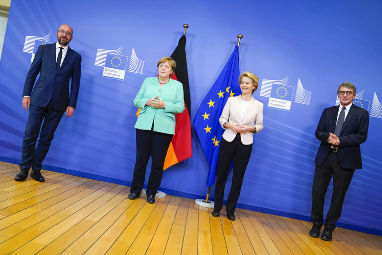 Fotografija 8: Ursula VON DER LEYEN, EC President receives  Angela MERKEL German Chancellor, Charles MICHEL President of the European Council and  David SASSOLI, EP President