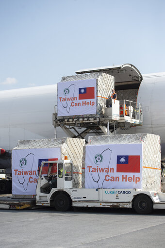 Fotografie 1: A shipment of donations of aid from Taiwan to combat Covid-19 arrives by airplane from Taipeh to Luxemburg airport on April 9, 2020. The shipment includes masks with destination Italy and Spain, as well as bilateral donations to other Member States.