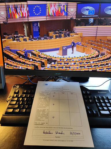 Fotogrāfija 4: Remote participation of MEP SIKORSKI - Due to strict sanitary measures to avoid COVID-19 spreading, Parliament has put in place temporary measures to allow Members to fulfill their democratic rights and legislative duties. MEPs participate and vote in plenary session and other meetings from a distance.