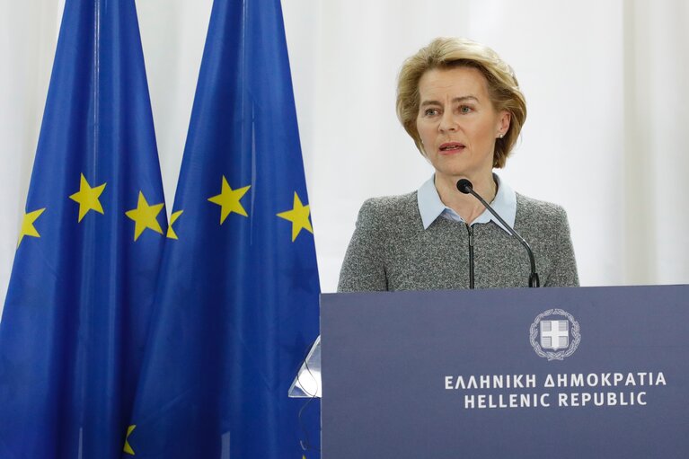 Fotografia 6: European Council President Charles MICHEL, European Commission President Ursula VON DER LEYEN and European Parliament President David SASSOLI in Greece- Briefing by the Chief of the Hellenic National Defense General Staff