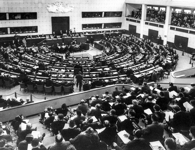 Снимка 1: Hemicycle during a plenary session in 1958