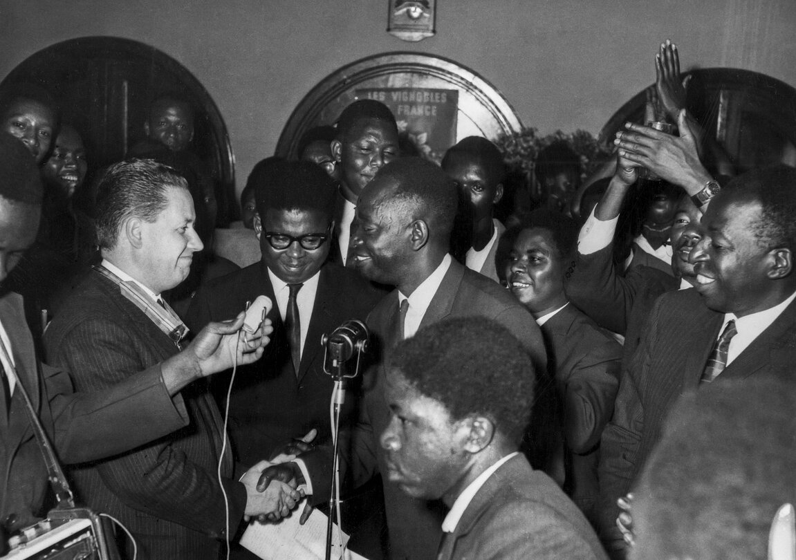 Gaston THORN MEP, decorated with the National Order of Rwanda by Makuza ANASTASE,Ministre de la justice et de l'Education, during the meeting of the Permanent Joint Committee of the Parliamentary association EEC - AASM  in Rwanda . (March 1 - 5, 1965, EU - ACP)