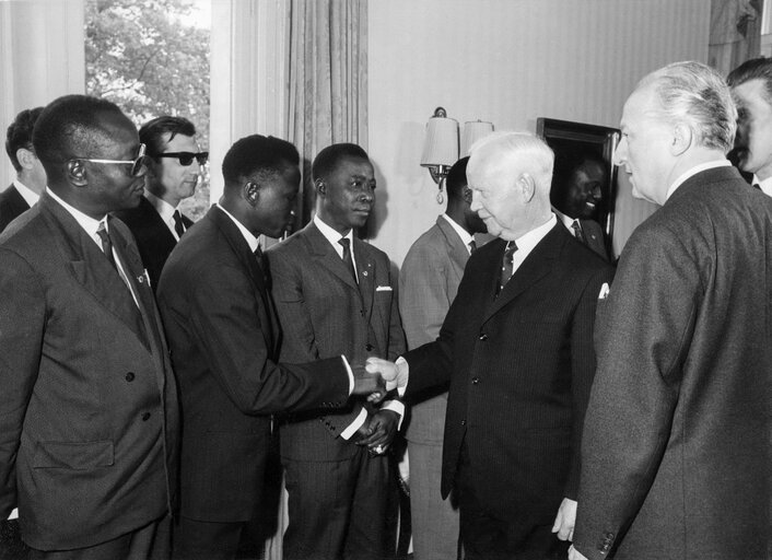 Zdjęcie 3: Heinrich Lubke and Amadou Lamine Gueye during a Contact Committee meeting (APE/EAMA) in Bonn (3-4) May 1961