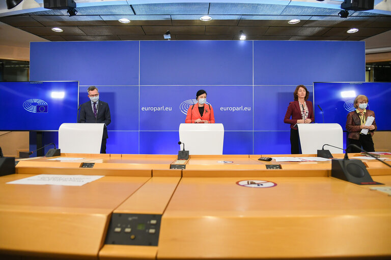 Photo 15: Press conference on Mandatory Transparency Register