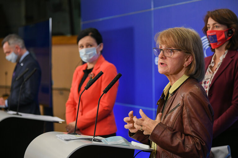 Photo 9: Press conference on Mandatory Transparency Register