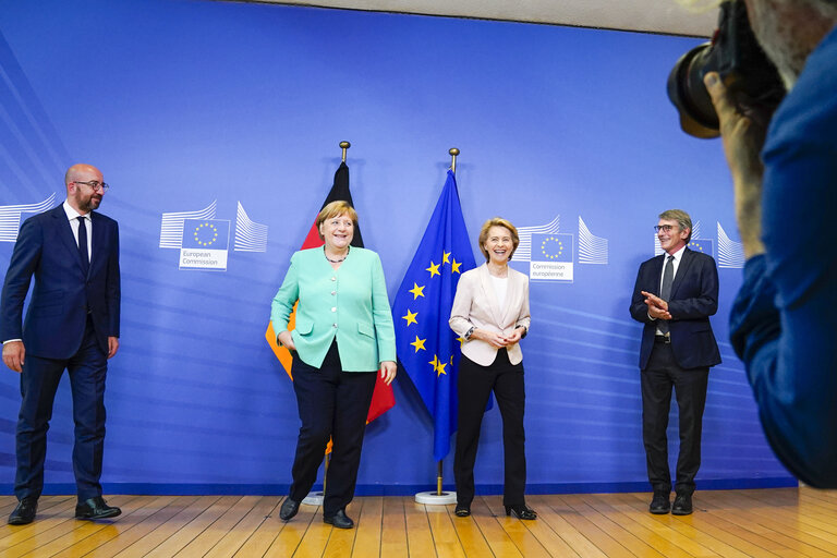 Fotografija 11: Ursula VON DER LEYEN, EC President receives  Angela MERKEL German Chancellor, Charles MICHEL President of the European Council and  David SASSOLI, EP President