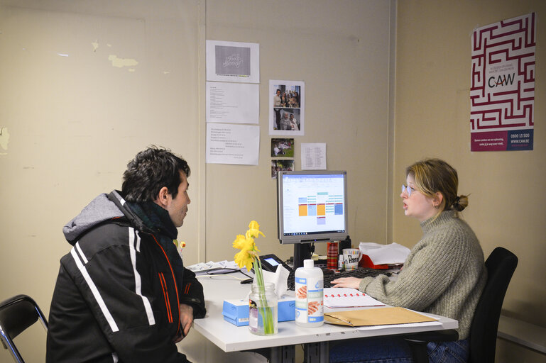 Fotografija 9: Homeless help centre in Brussels - Belgian Red Cross (Croix Rouge de Belgique) staff members  accompany  people in need through reinsertion.