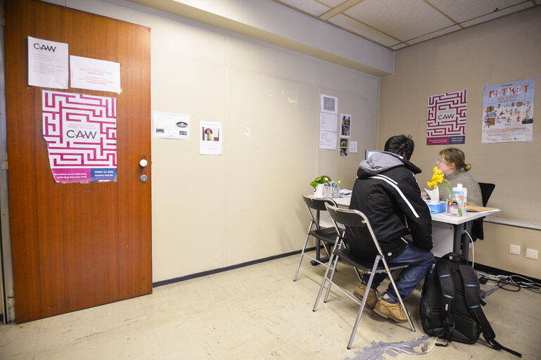 Fotografija 10: Homeless help centre in Brussels - Belgian Red Cross (Croix Rouge de Belgique) staff members  accompany  people in need through reinsertion.