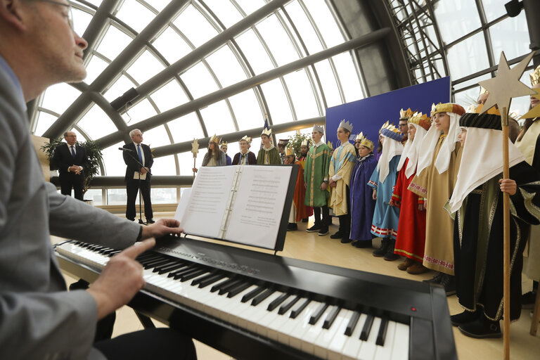 Снимка 4: Carol singers from different European countries invited at the EP in Brussels