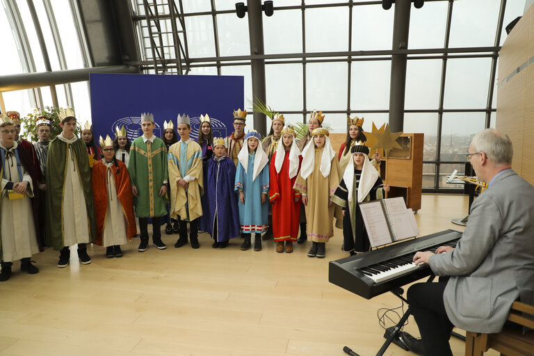 Снимка 5: Carol singers from different European countries invited at the EP in Brussels