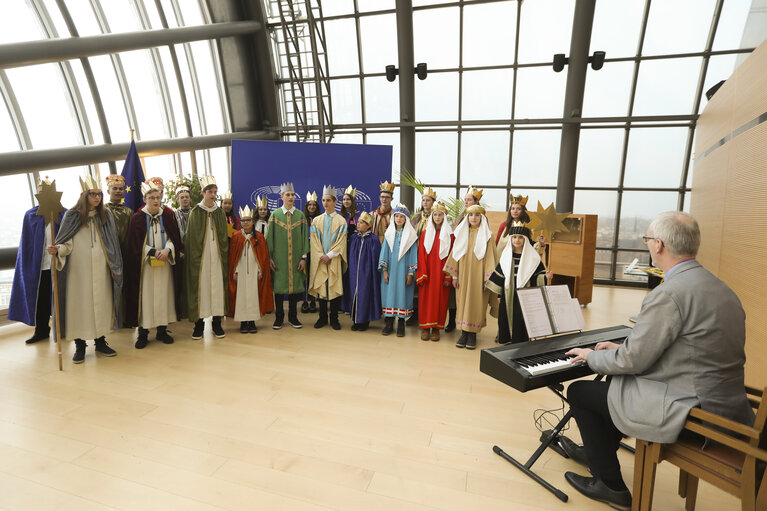 Снимка 6: Carol singers from different European countries invited at the EP in Brussels