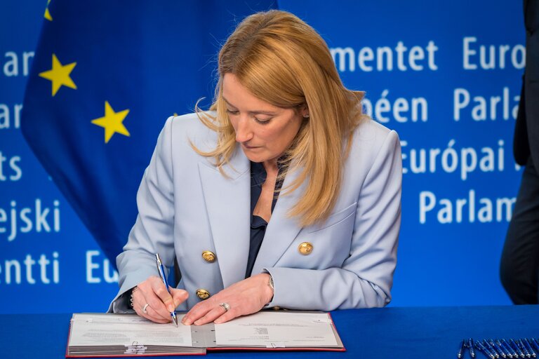 Lex signing ceremony.- signature of the seven COD LEX by Roberta METSOLA, EP President and by Clément BEAUNE, French Minister of State for European Affairs