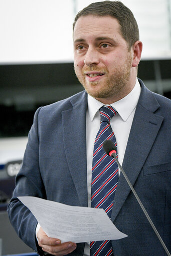 Photo 13 : EP Plenary session  movement - Commission statement - Common charger for mobile radio equipment