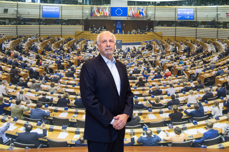 Foto 5: Dinesh DHAMIJA in the EP in Brussels