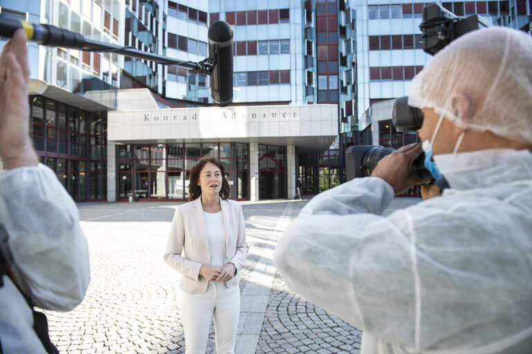 Zdjęcie 9: EP buildings used in the fight against COVID-19 - Katarina BARLEY (S&D,DE), EP Vice-President visits the EP buildings where daily meals are prepared for people in need in the context of the COVID-19