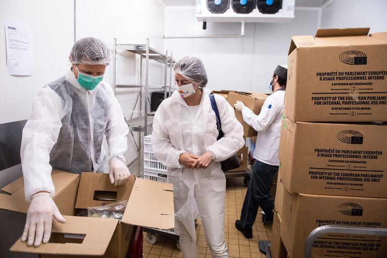 Zdjęcie 14: EP buildings used in the fight against COVID-19 - Katarina BARLEY (S&D,DE), EP Vice-President visits the EP buildings where daily meals are prepared for people in need in the context of the COVID-19