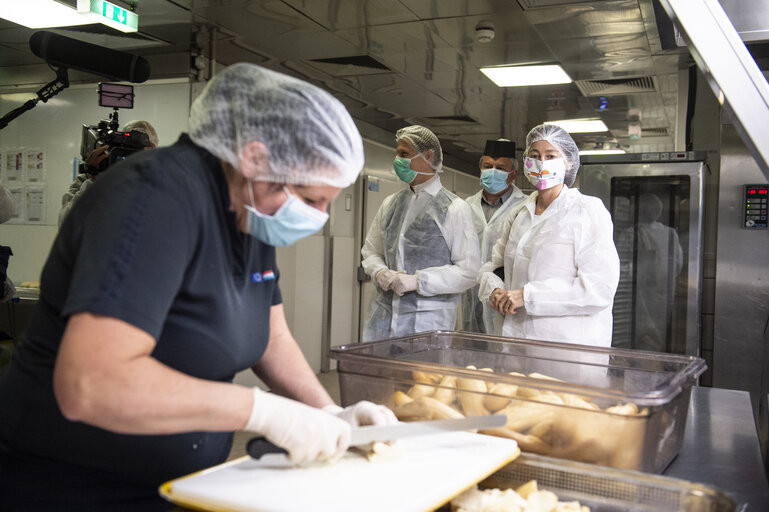 Zdjęcie 20: EP buildings used in the fight against COVID-19 - Preparation and delivery of daily meals for people in need - Katarina BARLEY (S&D,DE), EP Vice-President visits the EP buildings where daily meals are prepared for people in need in the context of the COVID-19