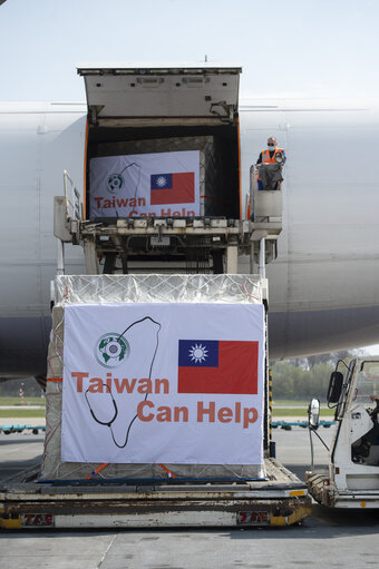 Fotografie 5: A shipment of donations of aid from Taiwan to combat Covid-19 arrives by airplane from Taipeh to Luxemburg airport on April 9, 2020. The shipment includes masks with destination Italy and Spain, as well as bilateral donations to other Member States.